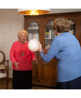 2 femmes âgées jouent avec un ballon Quidi Ball