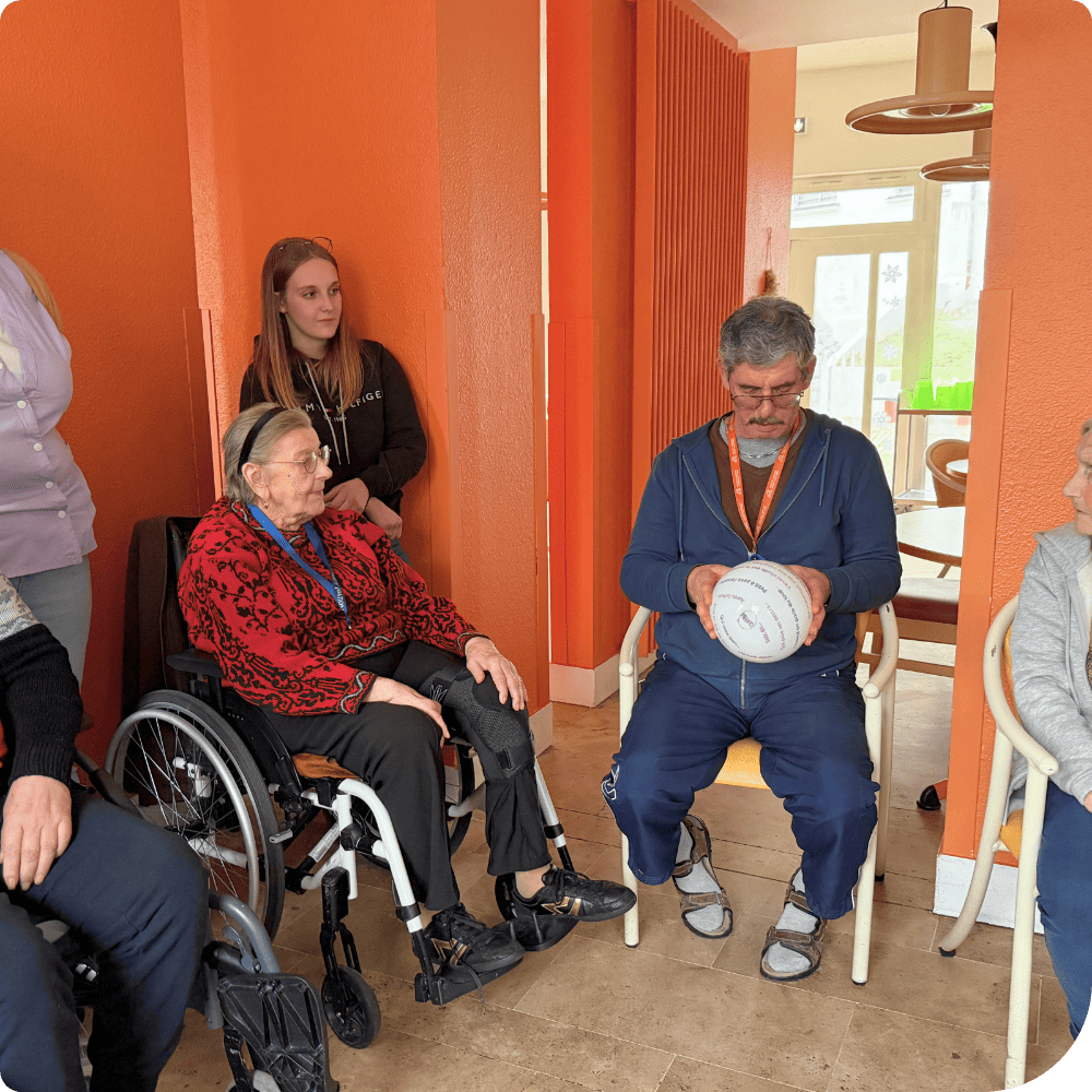 Comment les jeux de groupe renforcent la santé mentale et le bien être des seniors ?